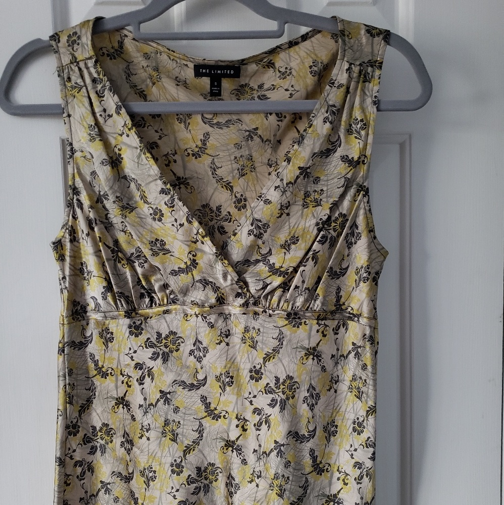 Limited sleeveless blouse